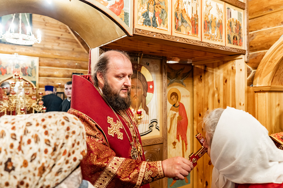 Божественная литургия в храме царственных страстотерпцев деревни Плещеево г.о. Подольск
